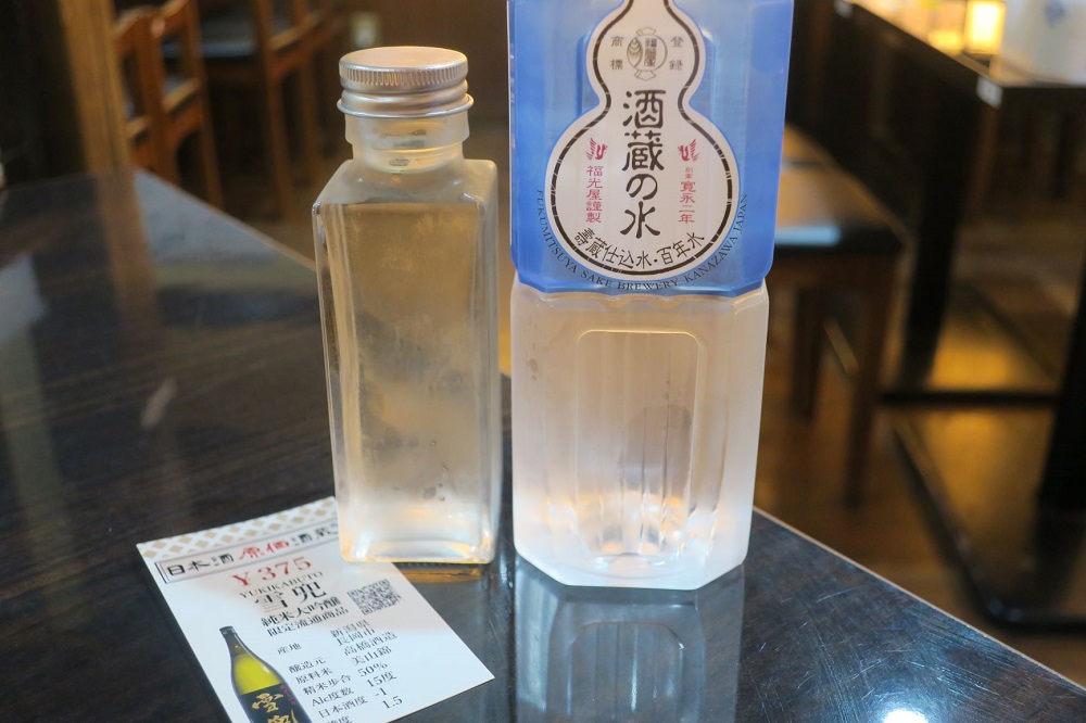 日本酒は100㎖のボトルに入れて提供