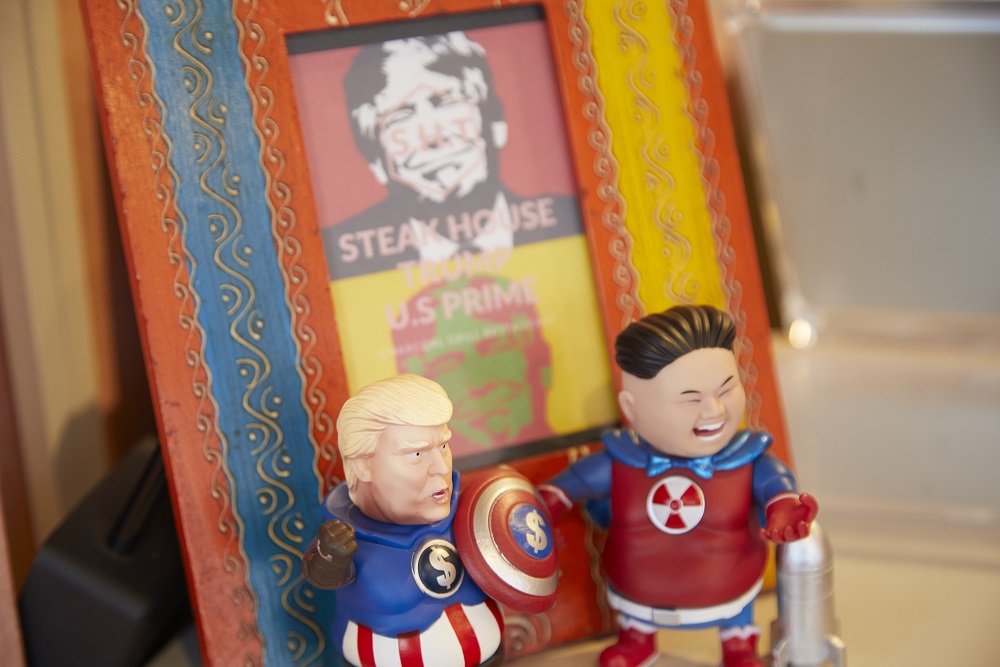 店内にもトランプ大統領のイラストやマスコットが並べられている