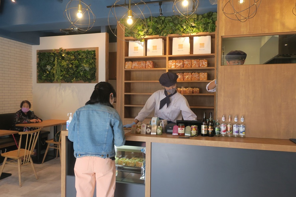 川崎追分店はカフェ併設店舗として地元客が定着していて喫茶を楽しむ光景が見られる