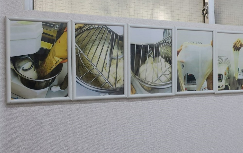 本店の研修室には食パンの製造工程の画像が分かりやすく貼られている