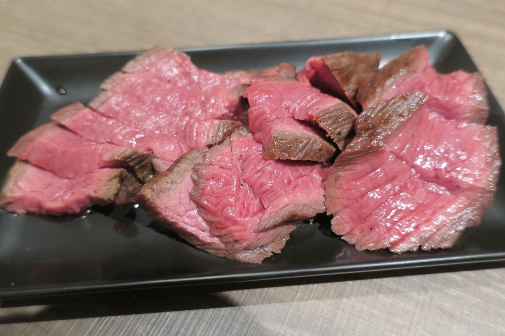 『肉山』のコースは10品目ほど。肉はゆっくりと丁寧に焼き上げられている。