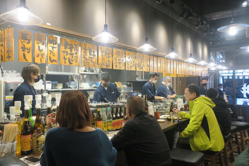 「日本再生酒場 桐生編」は15時にオープン。もつ焼きなどの他に定食メニューもラインアップして多様な利用動機に対応している（筆者撮影）