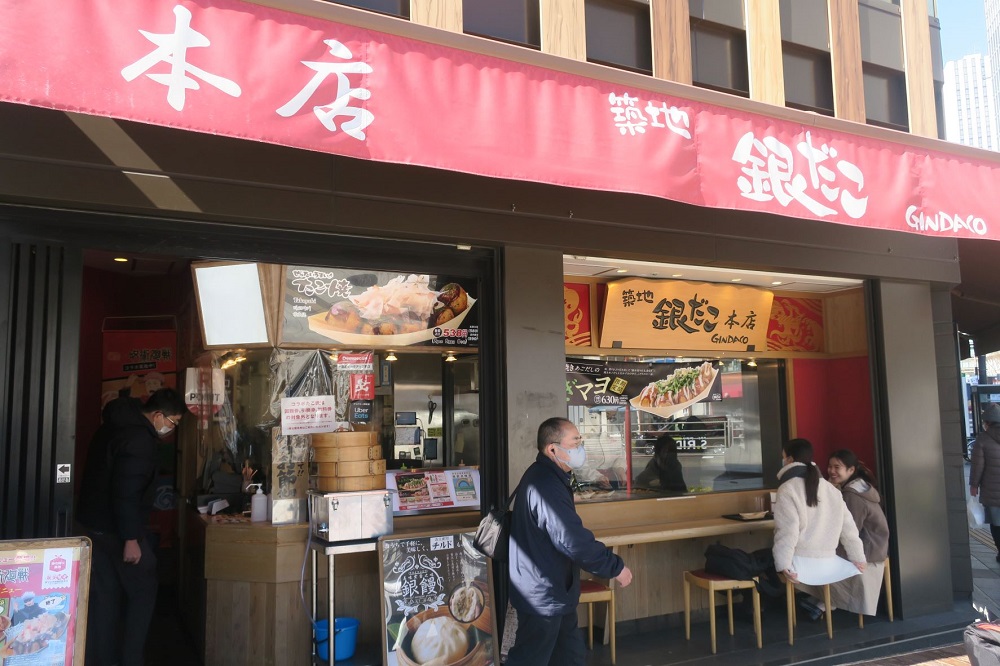「築地銀だこ 本店」は東京・築地の中心部となる交差点の角地にあり名所的存在（筆者撮影）