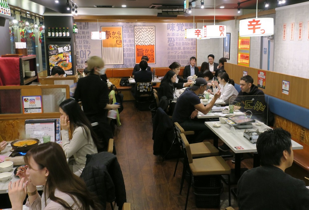 「赤からソウル」恵比寿西口店の店内の様子。客層は見事に20代から30代前半で占められている。