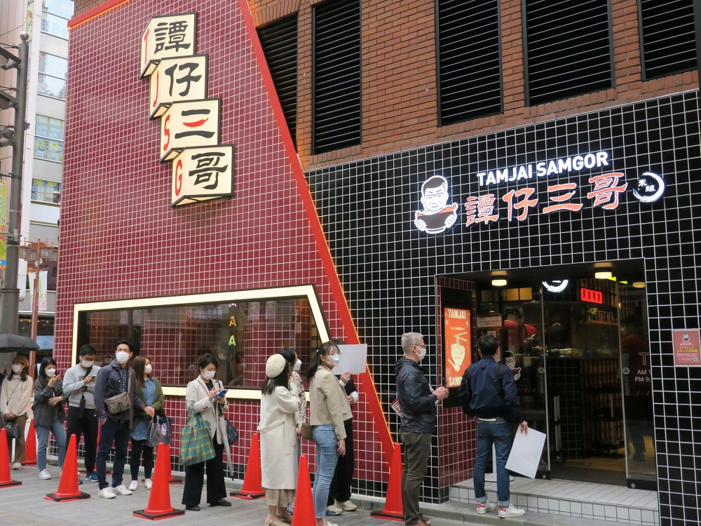 3月31日にオープンした「タムジャイサムゴー」新宿中央通り店。食事時のウエーティングはオープン2カ月が経っても変わらない。