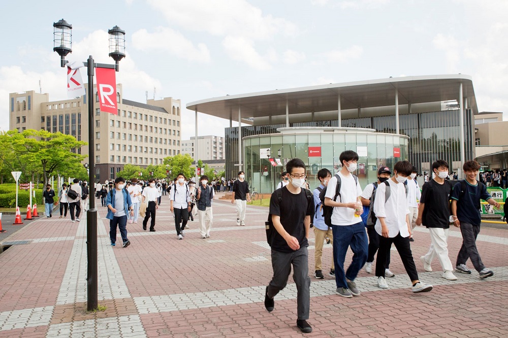 立命館大学くさつ・びわこキャンパスはおもに理系の学部が集まっていて1万3000人の学生が在籍している。