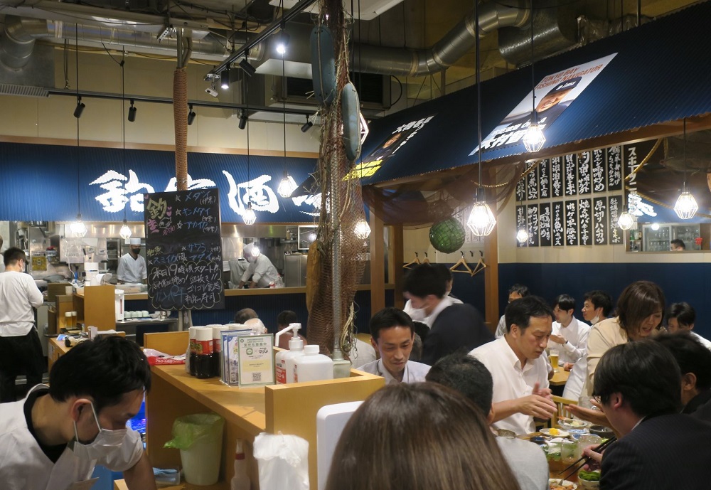 「釣宿酒場 マヅメ 日本橋店」の店内は周辺のサラリーマンの利用が多く週末は満席が続く