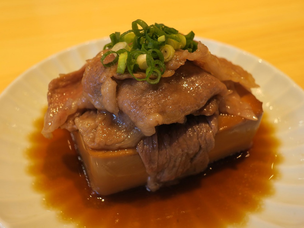 「鮨ト酒 日々晴々」の「レア肉豆腐」590円（税込）は1枚250円で牛肉を追加できる