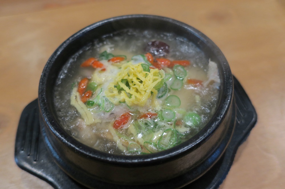  SOME GET TOWNの名物料理「参鶏湯」980円は「ビブグルマン系列店」を彷彿とさせる