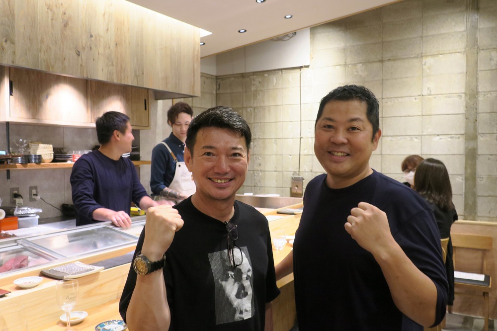 飯田昌登氏（右）と吉﨑英司氏。飲食店経営者同士の長年の交流が飯田氏の東京出店の夢をかなえた