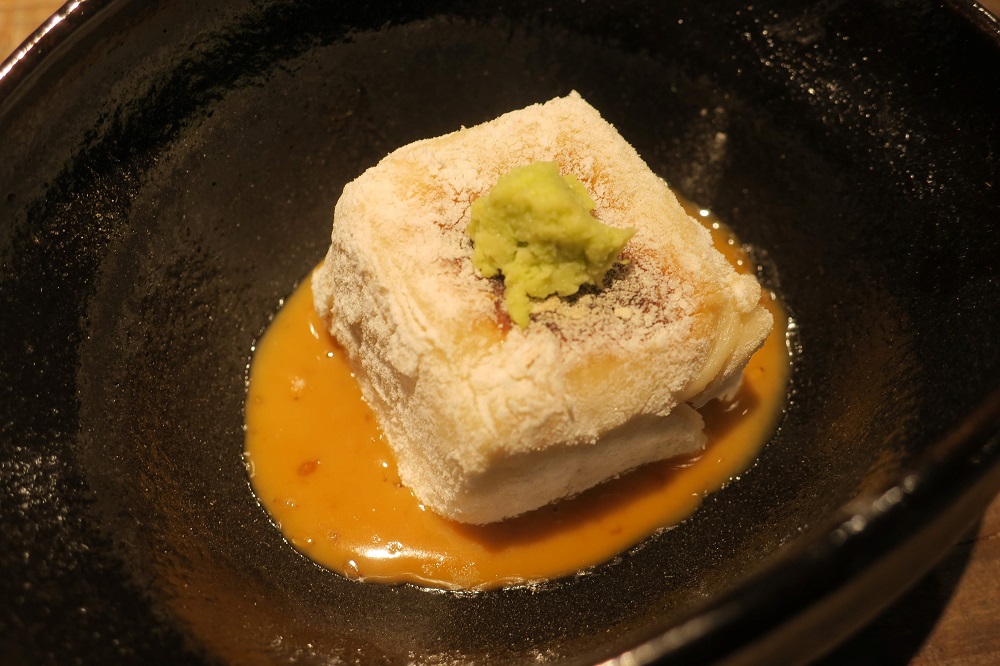 お通しの「焼き胡麻豆腐」330円は「高円寺 動悸～ときめき～」の料理の入口となる