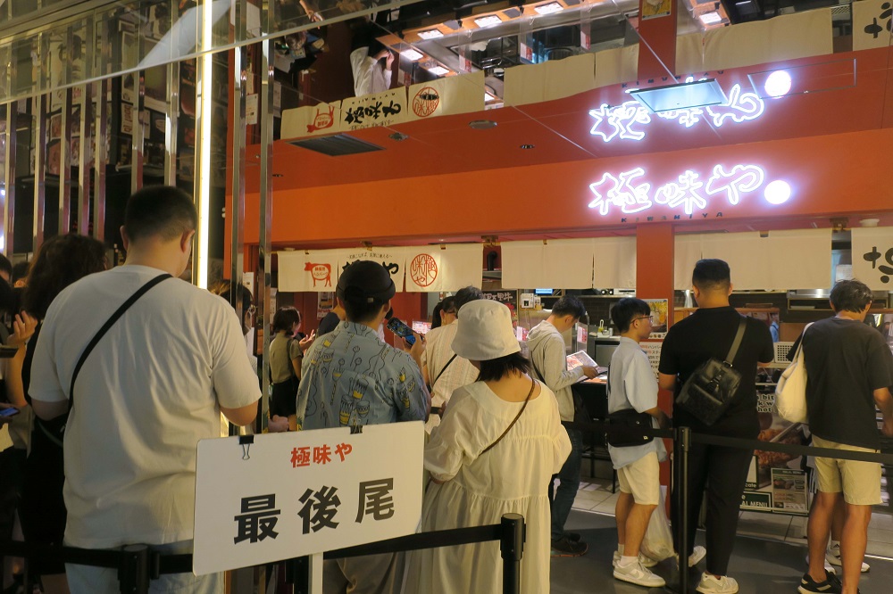 朝11時10分、渋谷パルコ地下１階「極味や」の行列の様子。同店のオープンは11時30分