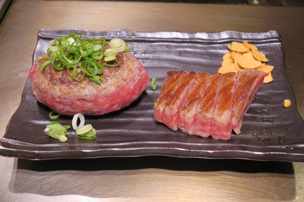 筆者が食べた「極味やハンバーグ＆特選伊万里牛ステーキ」2508円。これをこれから自分で鉄板の上で焼成する