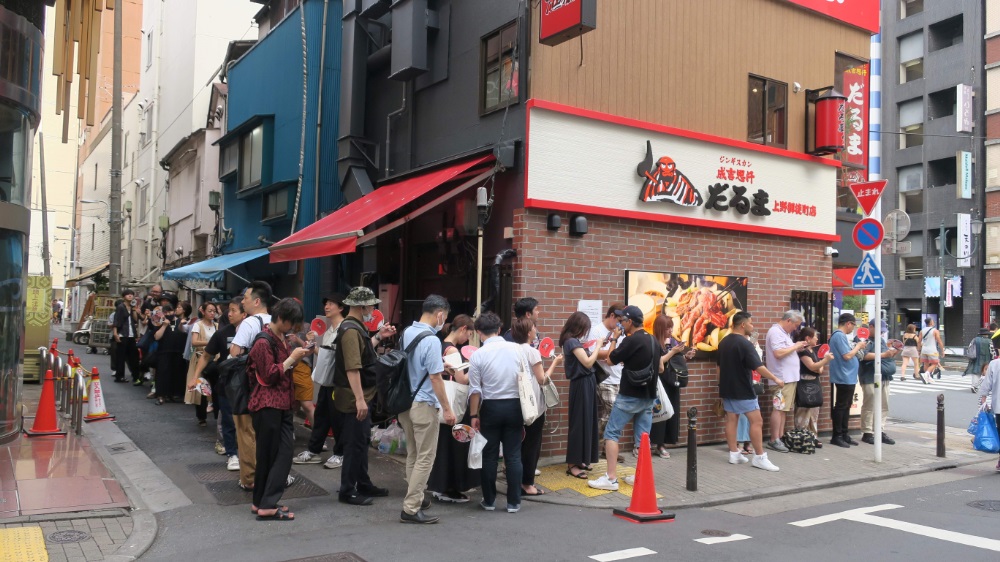 店舗は上野御徒町の春日通り沿いにあって、オープン前にはこのような行列ができる。近日中に整理券制を導入する予定とのこと。