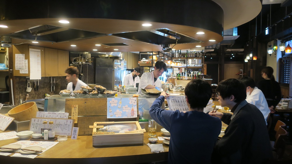 コロナ真っただ中にあって「魚炉魚炉総本店」をオープン。オーバーフローが生じることから、近隣で類似業態を営業することが検討されていた