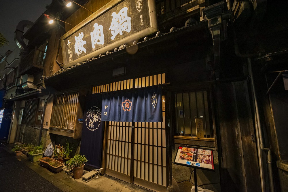 日比谷線・三ノ輪駅から徒歩10分くらいの場所に大正建築の「桜なべ中江」がある