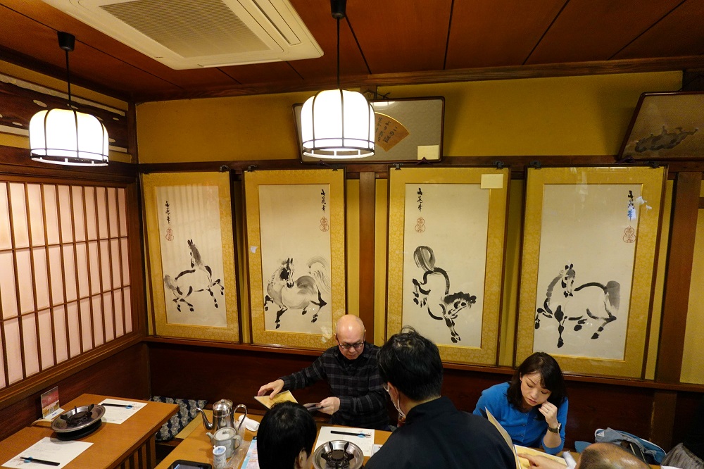 １階の壁には江戸時代に文人画家、谷文晁作とされる馬にちなんだ絵が飾られている