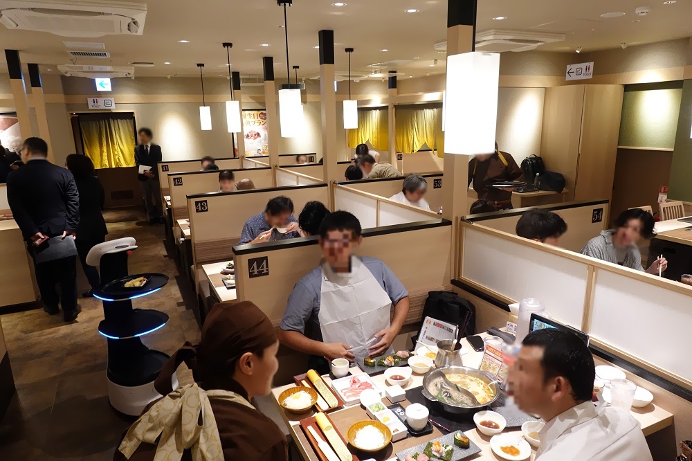 「ゆず庵」の店内、「ゆず庵」96.35坪で124席（31卓）。配膳ロボットが動きやすいフロア構成
