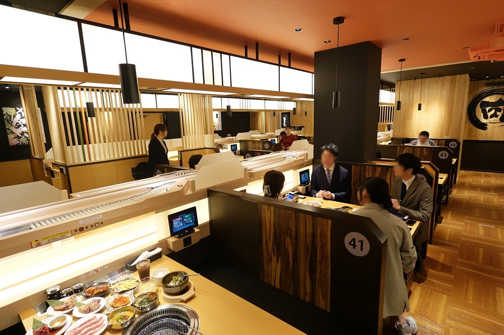 「焼肉きんぐ」の店内、115.28 坪で130席（26卓）。全テーブルに特急レーンで商品が届けられる