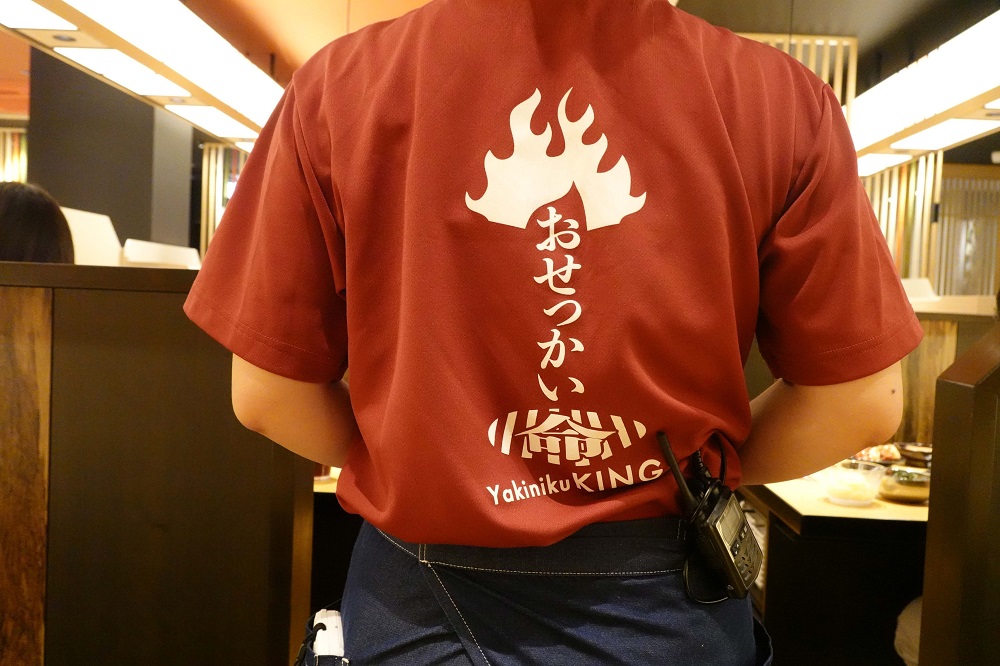 「焼肉きんぐ」の「おせっかいマスター」。すべての客席への目配り、気配りが充実している