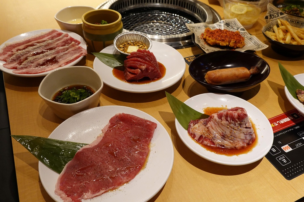 「焼肉きんぐ」のメニュー。グレード別に３つの価格帯が設けられていることから、リピートするのが楽しい