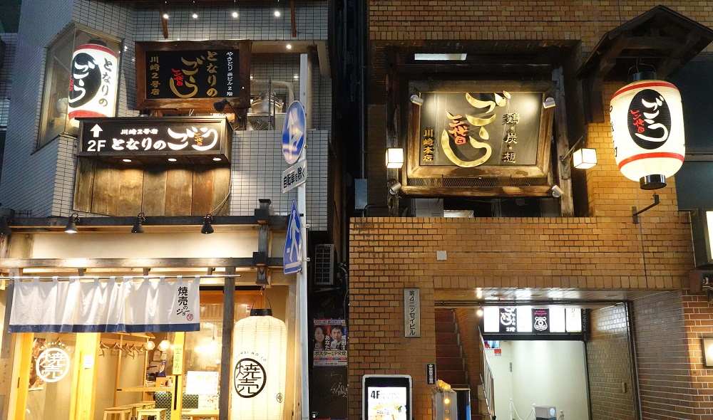 川崎駅近く「仲見世通り」の２階に、２店舗並んている様子