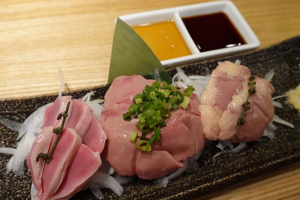 名物料理の「鶏刺盛」。低温調理によって「生」に近い食感をつくり出した