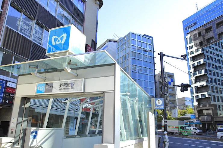 外苑前駅の入口と周辺の画像