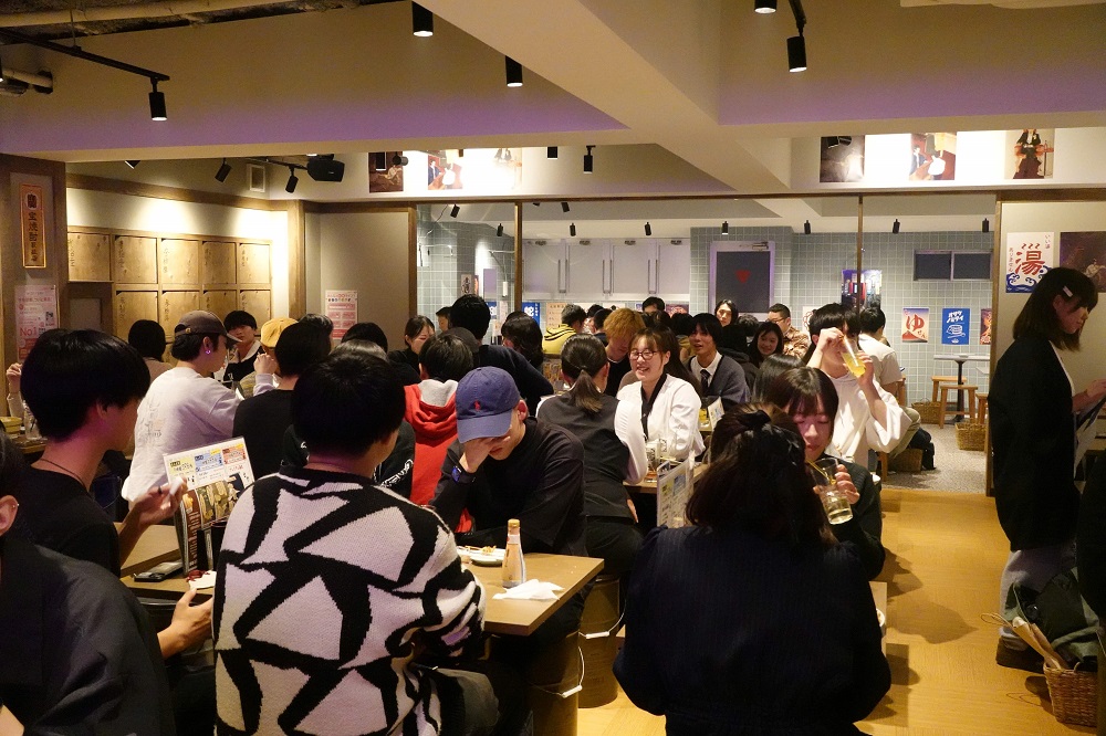 11月14日（金）18時の池袋駅東口にある店舗の様子。エレベーター無し３階にあるが、見事に20代の若者で満席になっていた