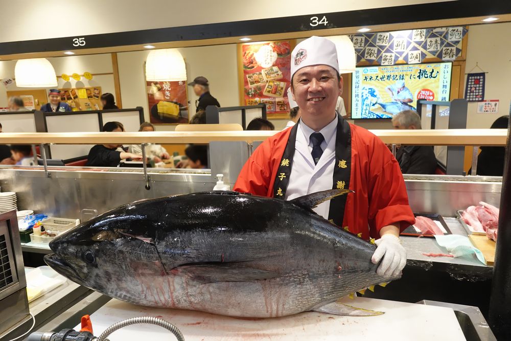 約40㎏の長崎産本マグロの解体ショーが、1日２回披露された