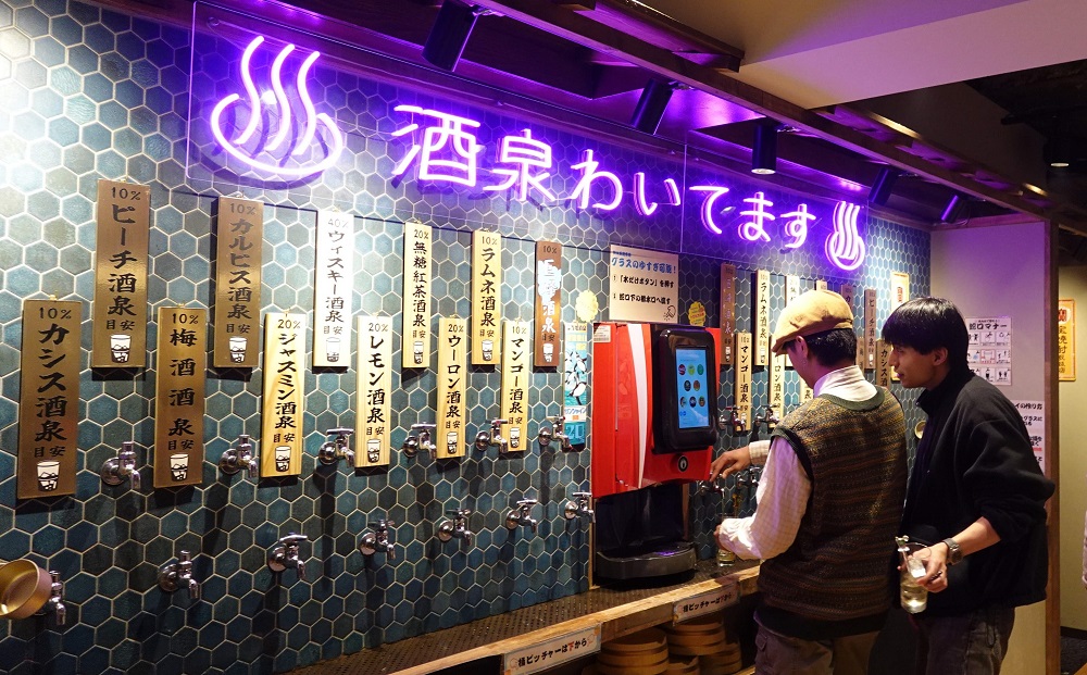 「お酒が出てくる蛇口」は13種類が２基、計26個設置され、お客が好みでお酒をつくる