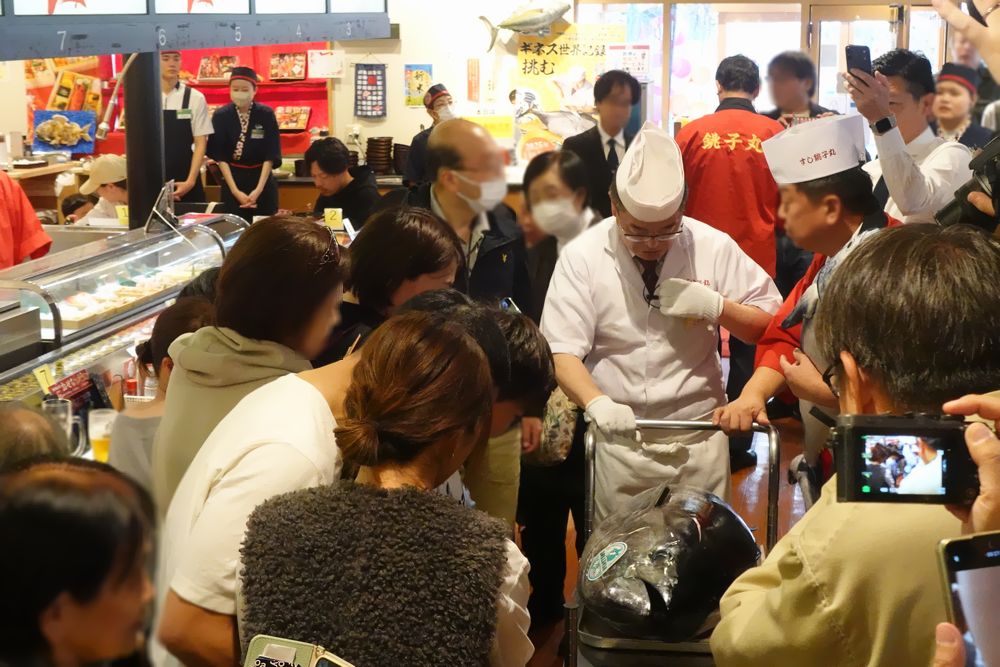 解体ショーが始まる５分前に、主役のマグロが店内を「お練り」した