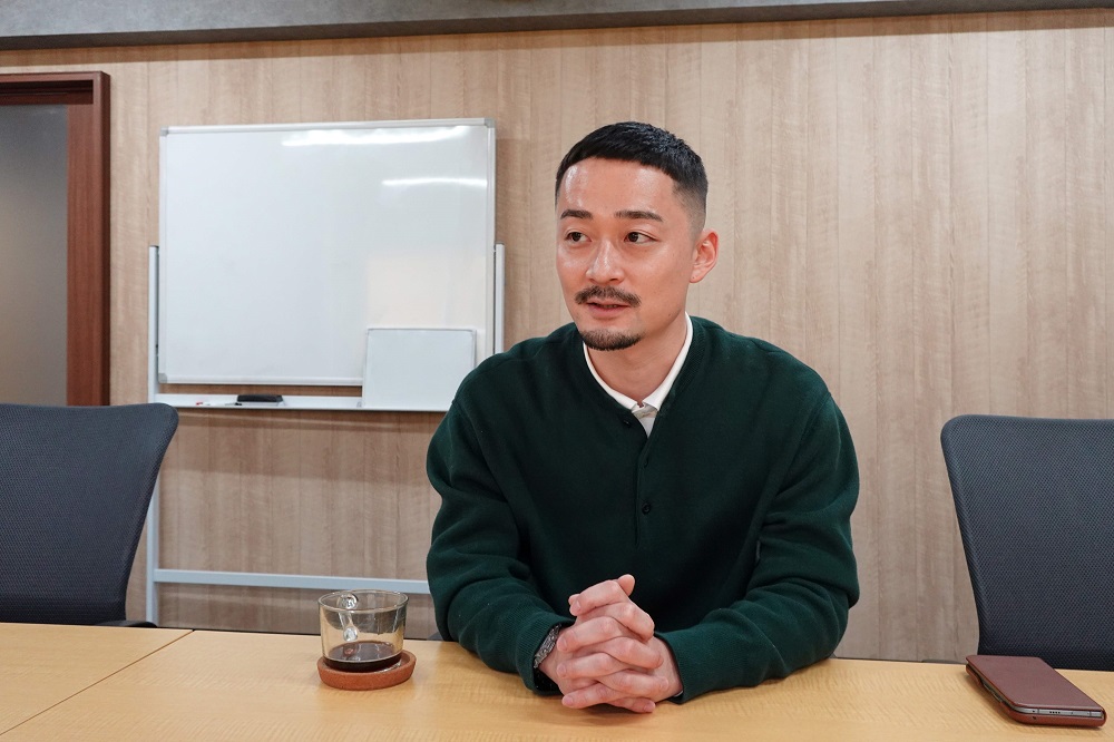 「テルマエ」を展開するBIRCHの高橋社長。2025年に入り、加盟店開発を積極的に行なっている