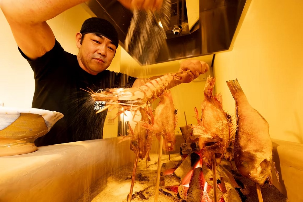 「炭×肴 じらいや」では、店内入口近くに、原始焼きをショーアップしている