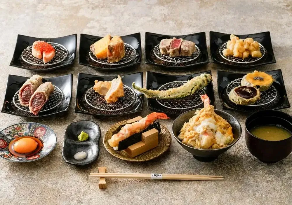2023年８月、京都・祇園にオープンした「天のめし」の「OMAKASEコース」4400円（税込）