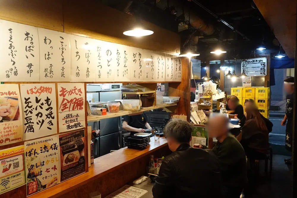 「中目黒本店」は14坪弱で48席と詰めているが、お客はこの空間に安心感を抱く