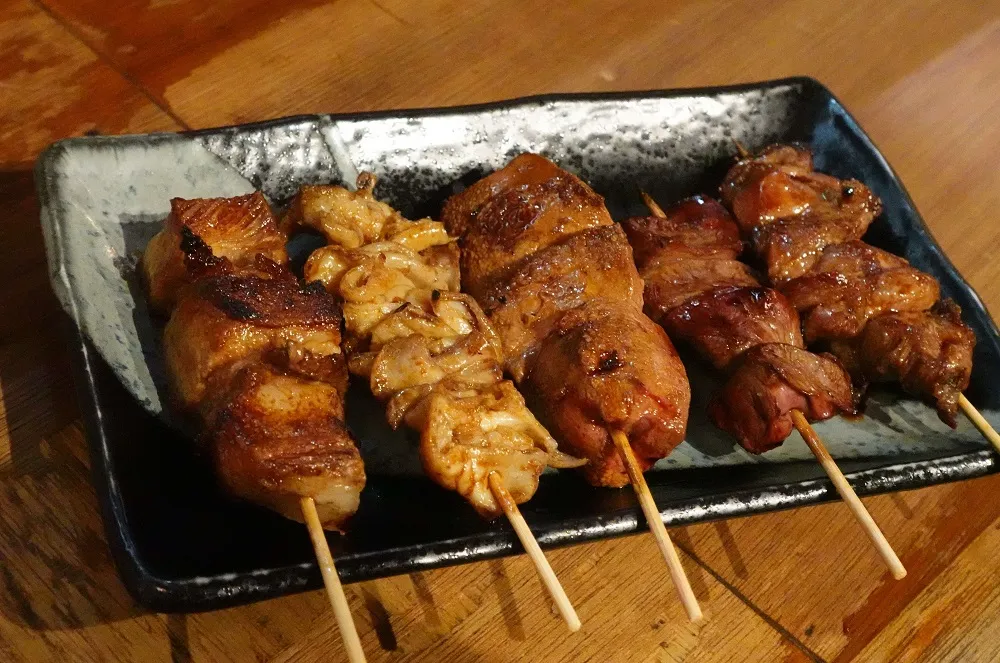 人気メニューの一番は「5本盛り」600円（税別）で、焼台はフルに回転している