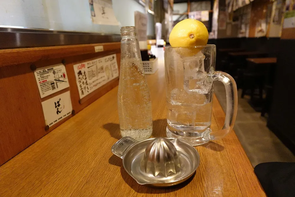 「レモンサワーを発案した店」であることを訴求して、提供方法は創業当時から変えていない