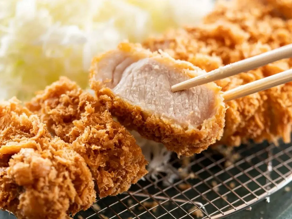 「厚とん」は、銘柄豚肉を厚切りで食していただく「ワンランク上のとんかつ店」