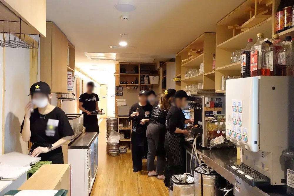 各店舗のフロアスタッフのほとんどが20代で、店内は活気にあふれている