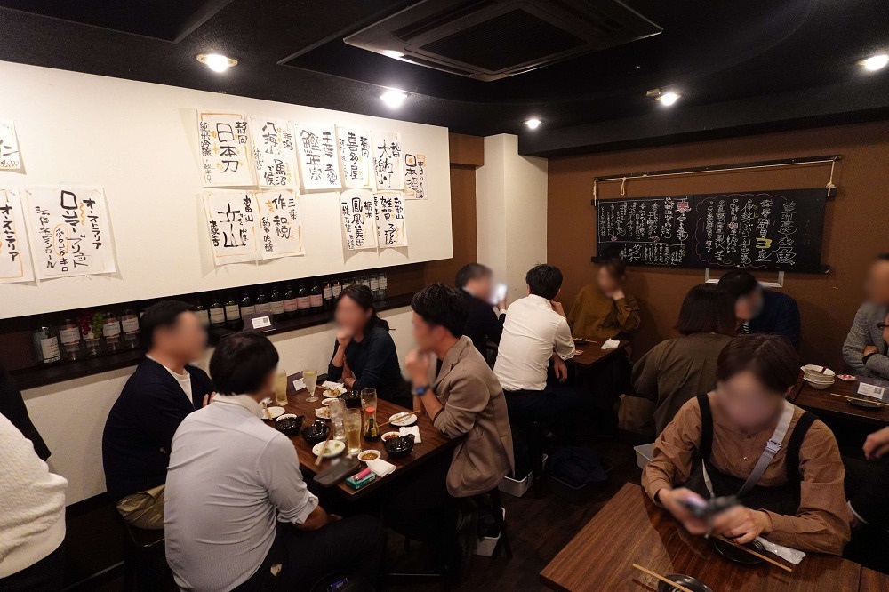 平日19時の新橋店の様子。小さなビルの5階にあって予約で満席となっている