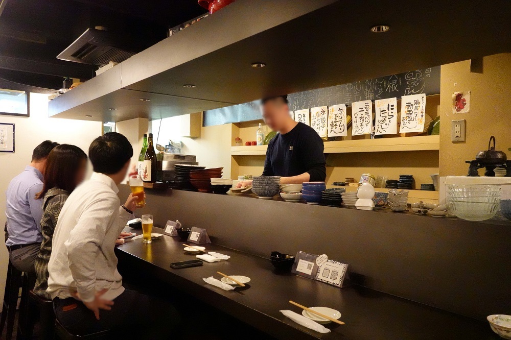「おでんバーうまみ」にとって、カウンター席は必須の造作となっている