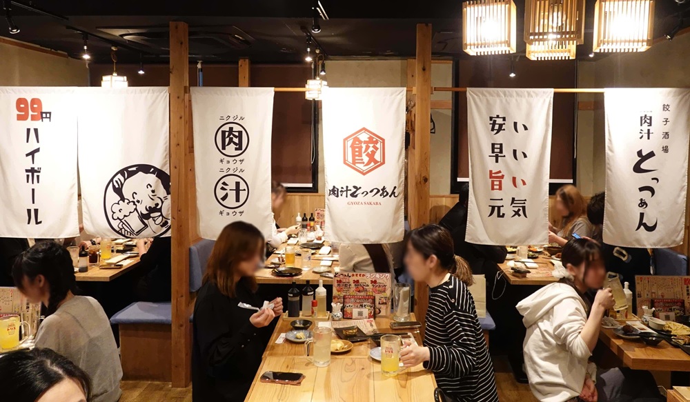 東京・赤羽にある「肉汁とっつぁん」の店内。東京エリアでの展開は、弟の松井利也氏が手掛けている