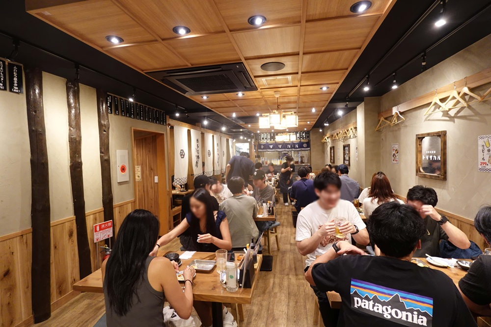 大阪・なんばにある「とり酒場」。串焼きに特化した専門店で、利也氏が展開している