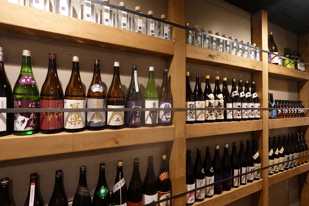 「ひまり商店」では、銘柄日本酒の品揃えが豊富で、来店目的の大きな要因となっている