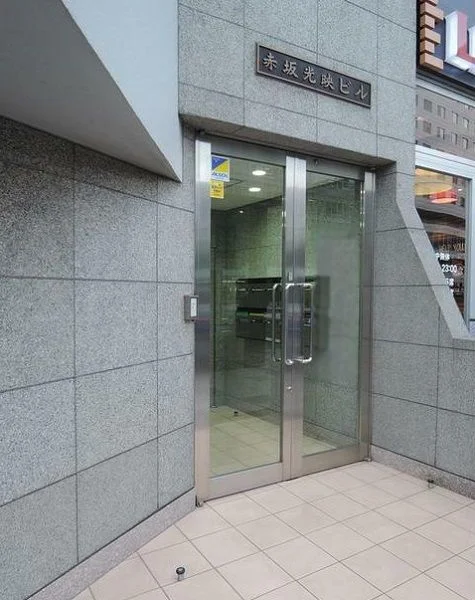 赤坂見附のスケルトン店舗物件のエントランス