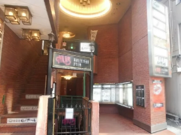 西武新宿のスケルトン店舗物件の外観