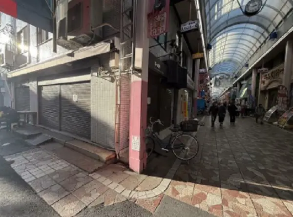 阪東橋のスケルトン店舗物件の外観