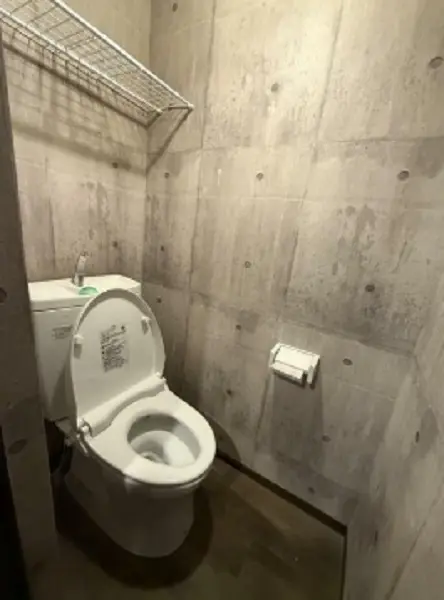 阪東橋のスケルトン店舗物件のトイレ