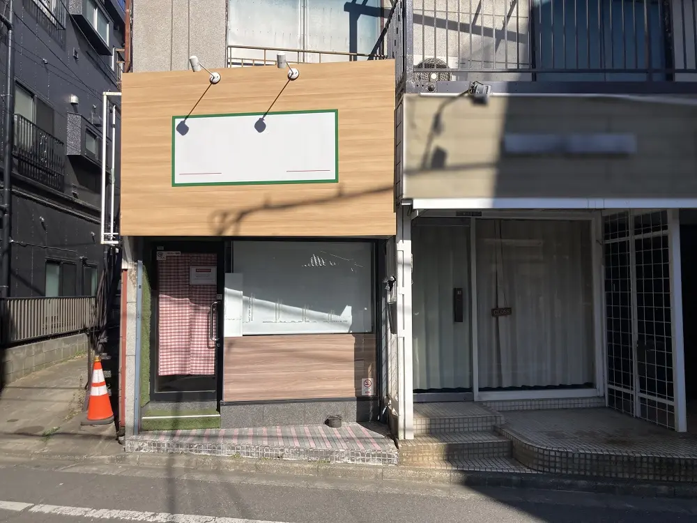 西新井の居抜き店舗のエントランス
